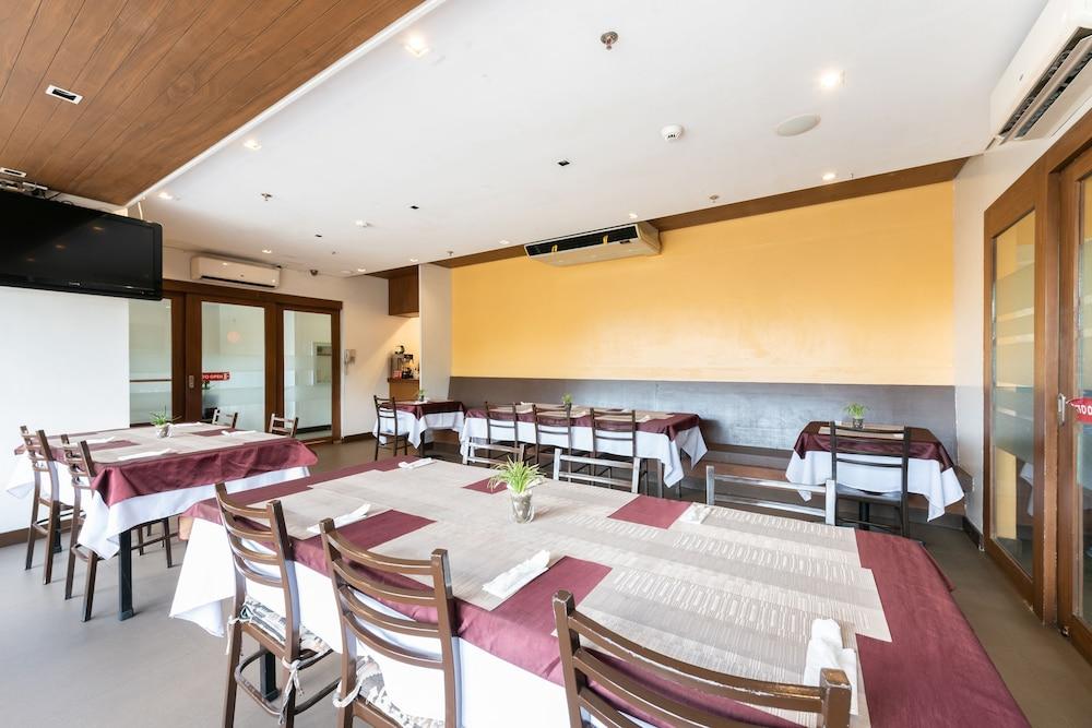 West Makati Hotel Makati City Extérieur photo