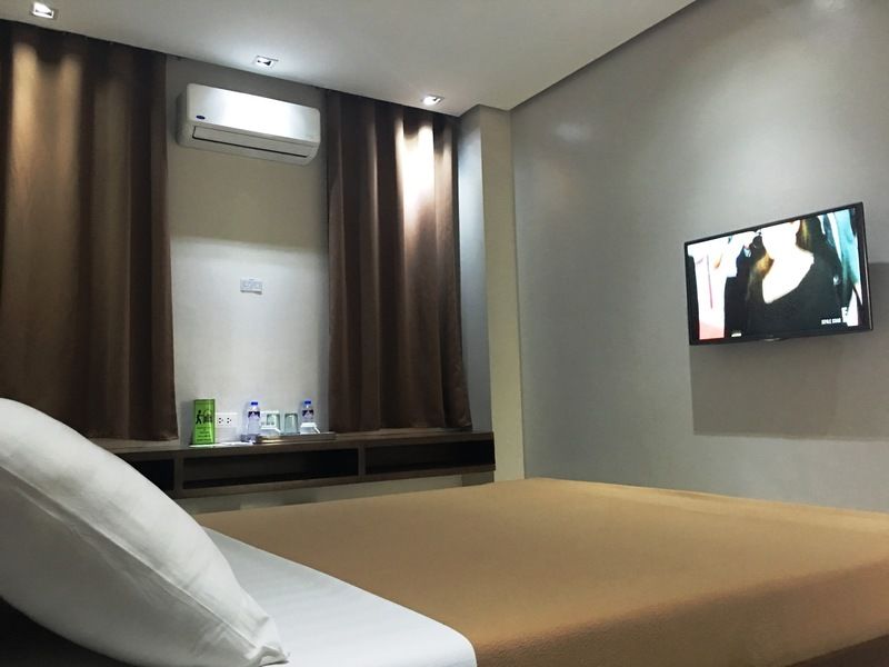 West Makati Hotel Makati City Extérieur photo